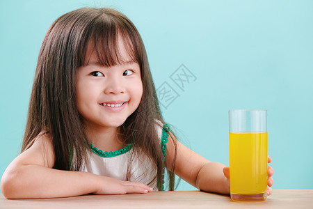 彩色图片儿童愉悦可爱的小女孩喝饮料天真高清图片素材
