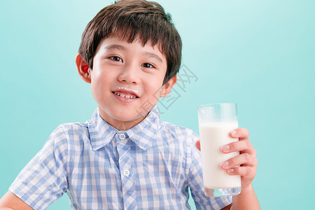 休闲装关爱活力小男孩拿着一杯牛奶学龄儿童高清图片素材