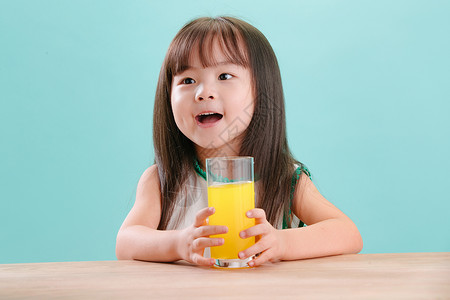 长发影棚拍摄成长可爱的小女孩喝饮料幸福高清图片素材