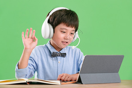 教育未成年学生东方人小学生使用平板电脑在线学习图片