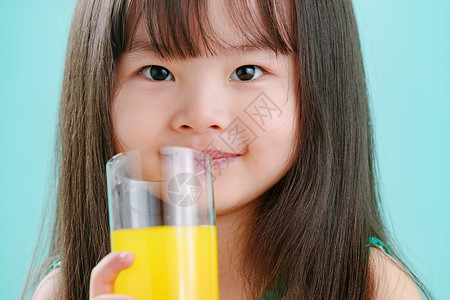 活力东方人渴望可爱的小女孩喝饮料纯洁高清图片素材