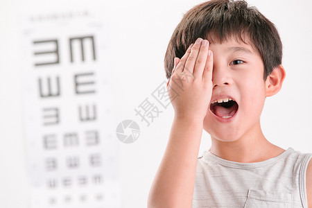 影棚拍摄学龄儿童小男孩测视力高清图片