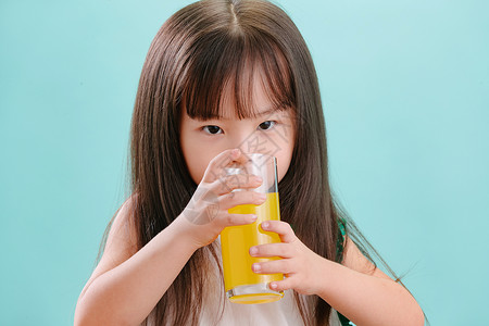成长活力愉悦可爱的小女孩喝饮料儿童高清图片素材