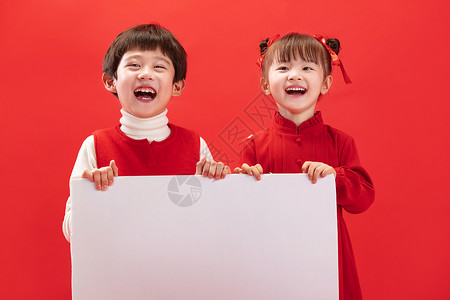 新年禁燃公告注视镜头红色背景传统文化两个小朋友拿着白板背景