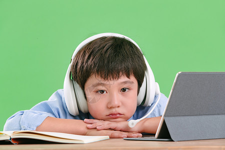 儿童教育讲座亚洲垂直构图关爱疲劳的小学生在线学习背景