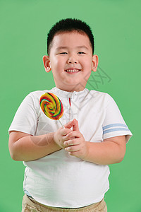 吃棒棒糖男孩快乐半身像垂直构图可爱的小男孩拿着棒棒糖背景