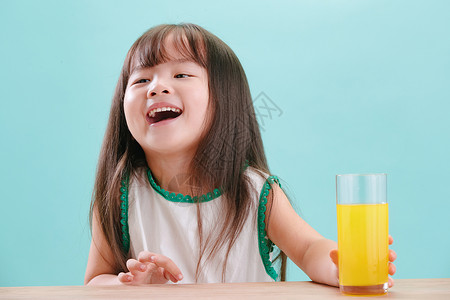 玻璃杯户内学龄前儿童可爱的小女孩喝饮料童年高清图片素材