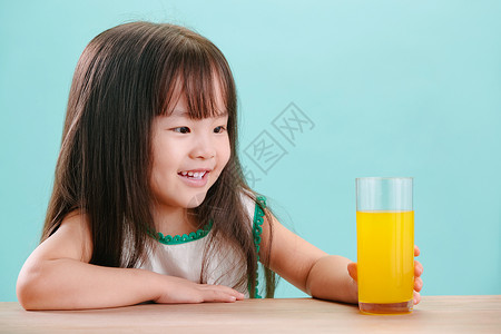 清新东方人拿着可爱的小女孩喝饮料纯洁高清图片素材