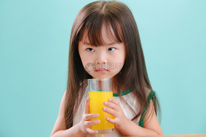 影棚拍摄彩色图片水平构图可爱的小女孩喝饮料