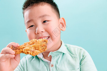 4岁到5岁成长东方人可爱的小男孩吃炸鸡胖子高清图片素材