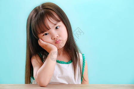 霸道女孩表情包彩色图片愤怒东方人小女孩生气的可爱表情背景