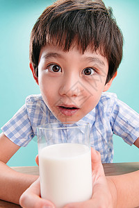 半身像摄影饮料小男孩拿着一杯牛奶营养高清图片素材