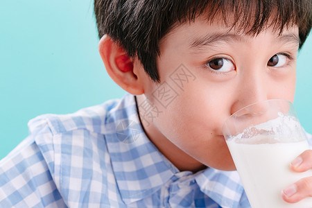 休闲装饮料摄影小男孩喝牛奶幸福高清图片素材