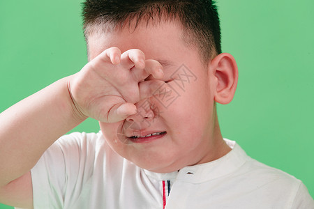 熊猫哭表情包户内8岁到9岁天真伤心的小男孩哭背景