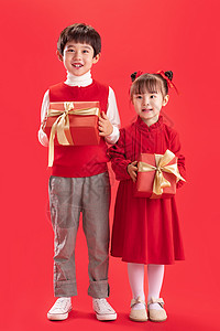 传统节日礼品女孩拿着礼物的小朋友过新年图片