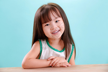 小女孩表情包纯洁快乐4岁到5岁小女孩的可爱表情背景