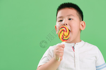 吃棒棒糖男孩水平构图清新可爱的小男孩拿着棒棒糖背景