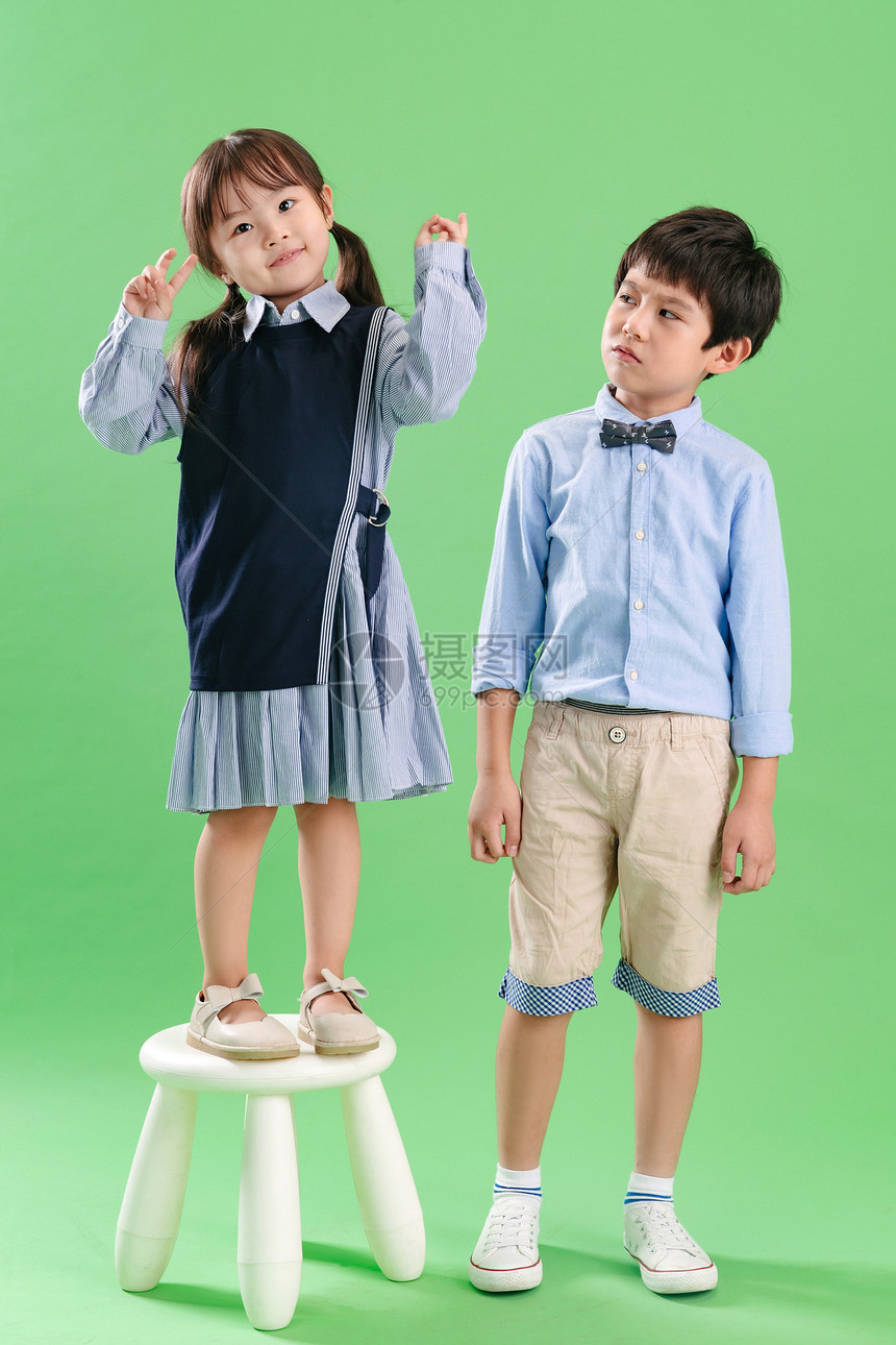 快乐友谊户内两个小朋友站着凳子上图片