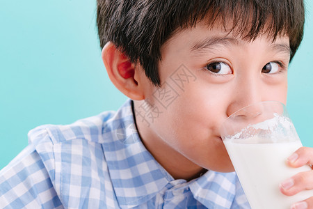 晚安男孩表情包饮料纯净幸福小男孩喝牛奶背景