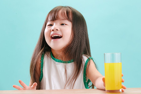 活力愉悦亚洲可爱的小女孩喝饮料果汁高清图片素材