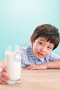 亚洲儿童豆浆小男孩看着一杯牛奶饮料高清图片素材