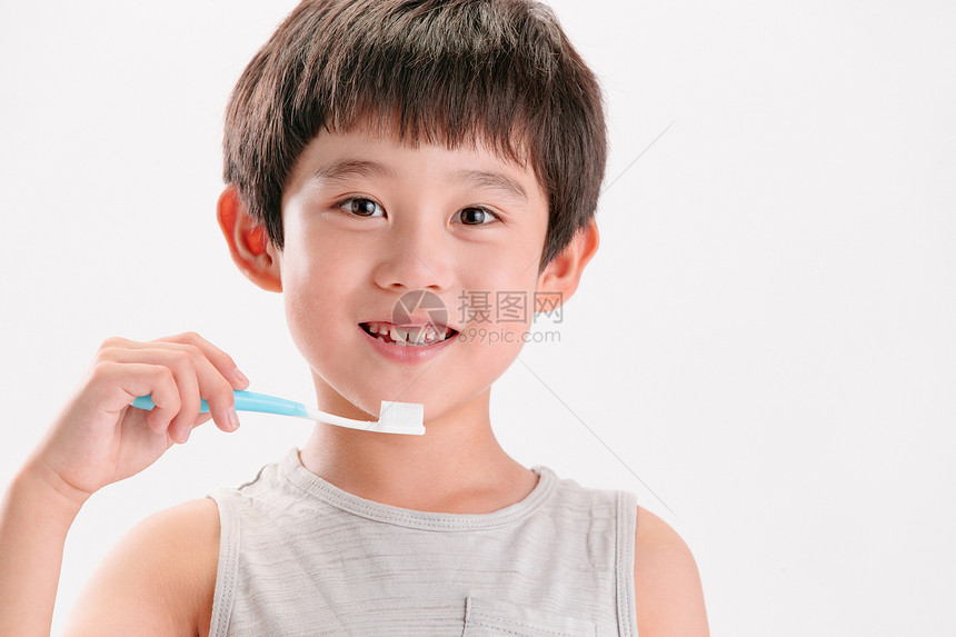 清新干净希望小男孩刷牙图片
