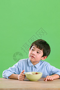 天真影棚拍摄美味小男孩吃东西图片