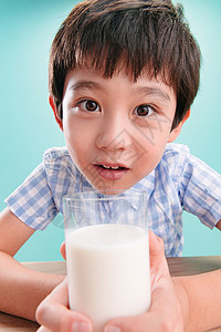 8岁到9岁无忧无虑杯子小男孩和一杯牛奶东方人高清图片素材