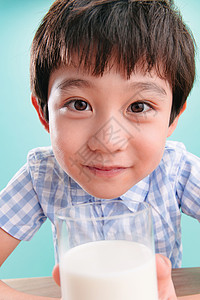 微笑影棚拍摄渴望小男孩和一杯牛奶成长高清图片素材