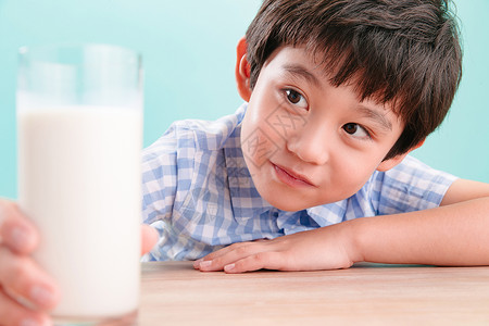 彩色图片天真活力小男孩和一杯牛奶快乐高清图片素材