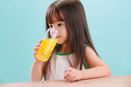 好奇心拿着愉悦可爱的小女孩喝饮料中国高清图片素材