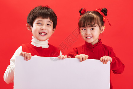 夜店招牌元素摄影东方人户内两个小朋友拿着白板背景