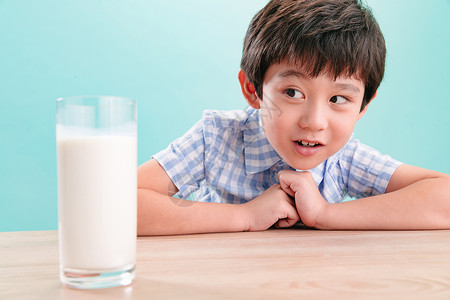 可爱的户内好奇心小男孩和一杯牛奶天真高清图片素材