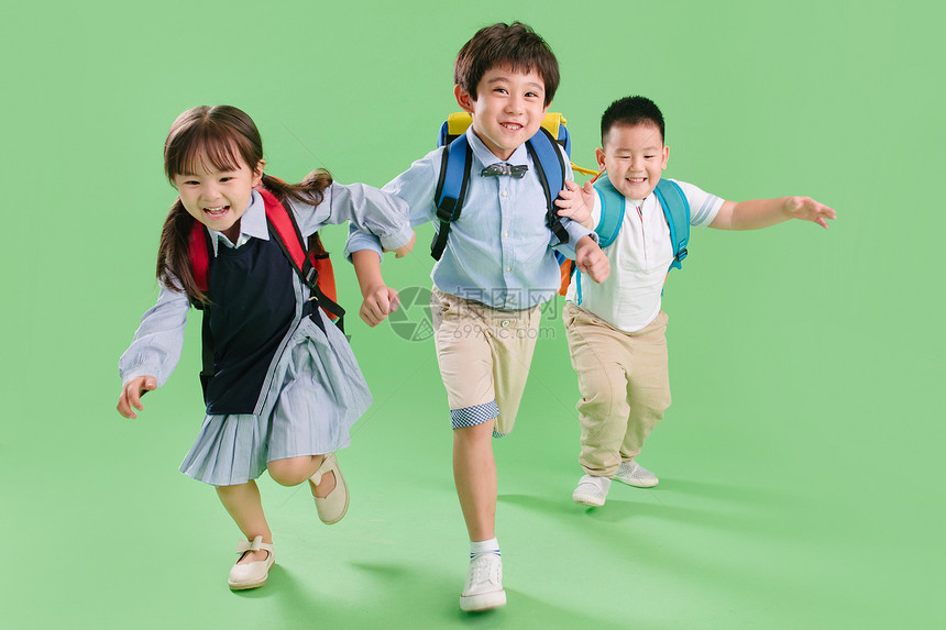 关爱东方人纯洁奔跑着的三个小学生图片