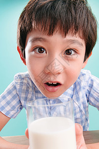 童年关爱影棚拍摄小男孩和一杯牛奶中国人高清图片素材