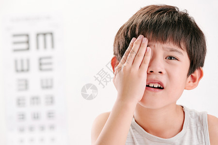 小男孩测视力高清图片