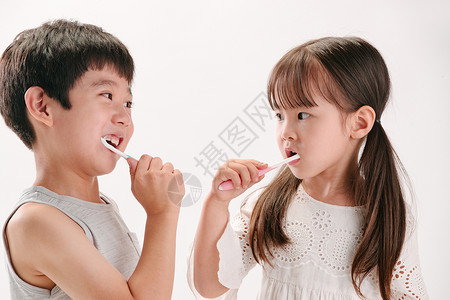 两个小朋友刷牙高清图片