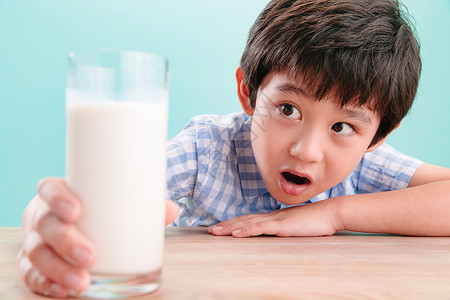 喝饮料表情包小男孩和一杯牛奶背景