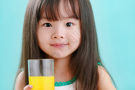 可爱的小女孩喝饮料中国人高清图片素材