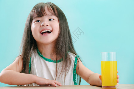小女孩喝饮料中国高清图片素材