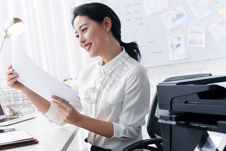 幸福忙碌办公室行政人员青年商务女人使用打印机背景