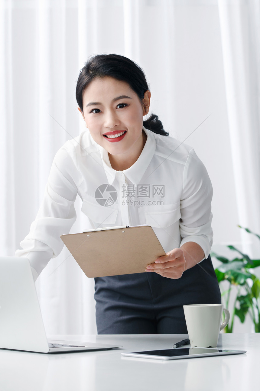 自信青年女人工作青年商务女人在办公图片