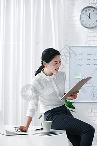 平板电脑现代亚洲人青年商务女人在办公图片