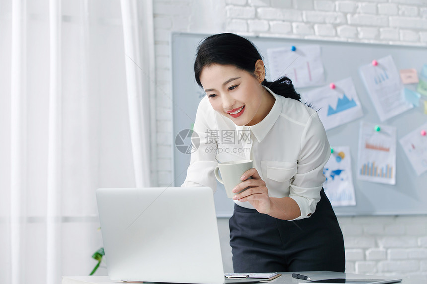 自信行政人员使用电脑青年商务女人在办公图片