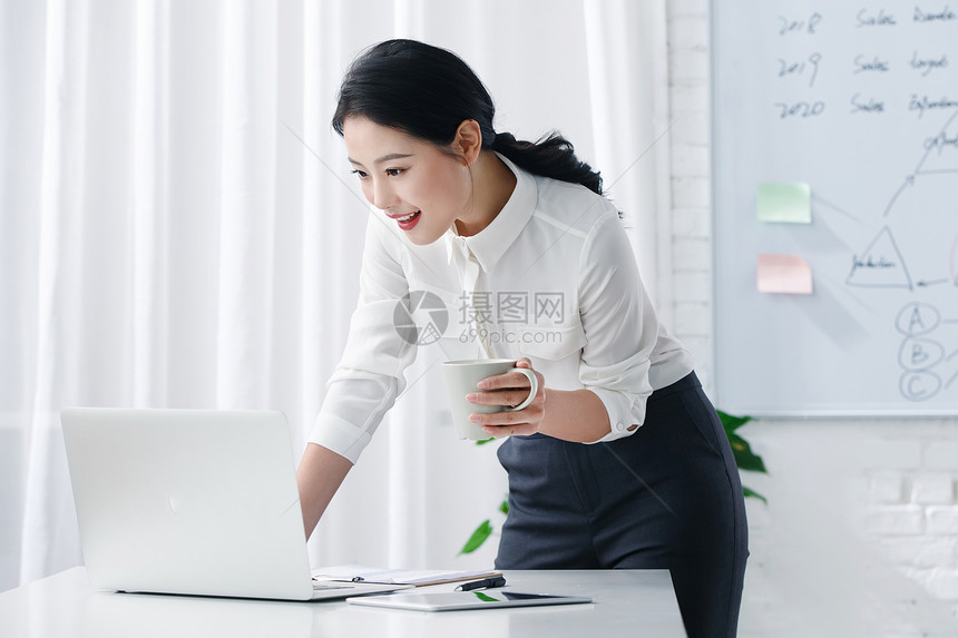 不看镜头工作场所东亚青年商务女人在办公图片