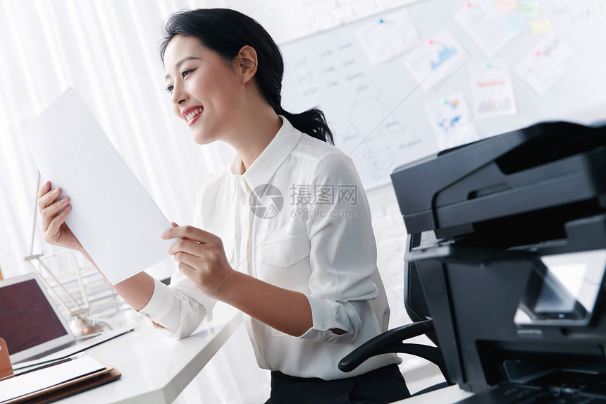 职业公司企业互联网青年商务女人在办公图片