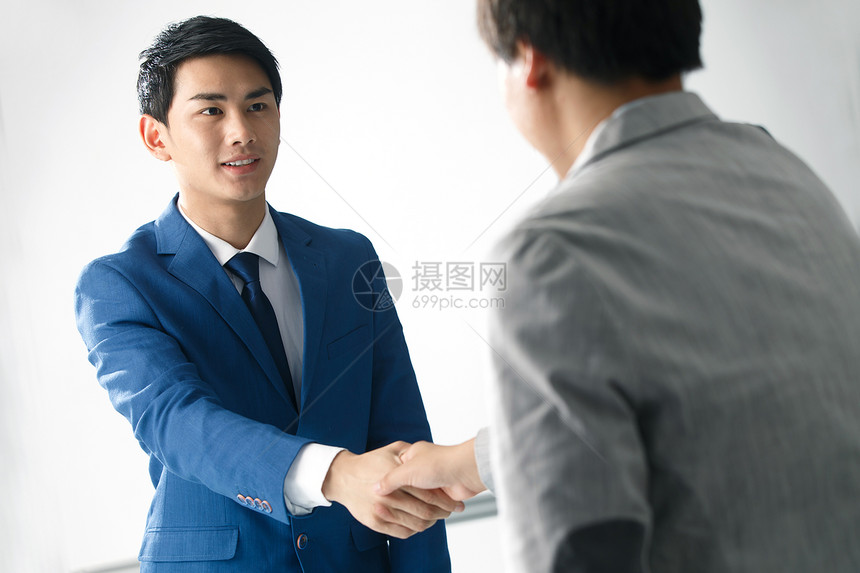 愉悦衬衫领带20到24岁两个商务男人握手图片