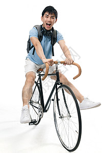 骑自行车的学生耳机休闲活动愉悦年轻的大学生骑自行车背景