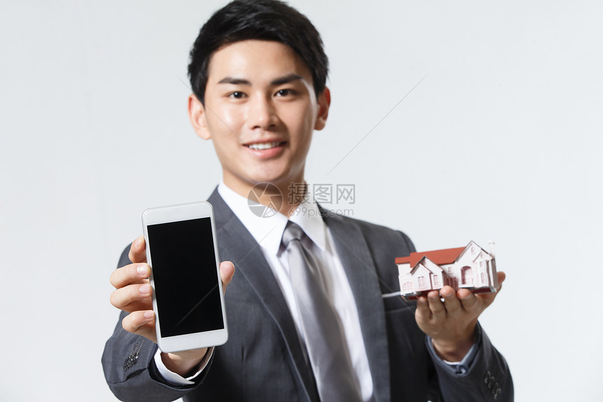 一个男人商务男人拿着钥匙图片