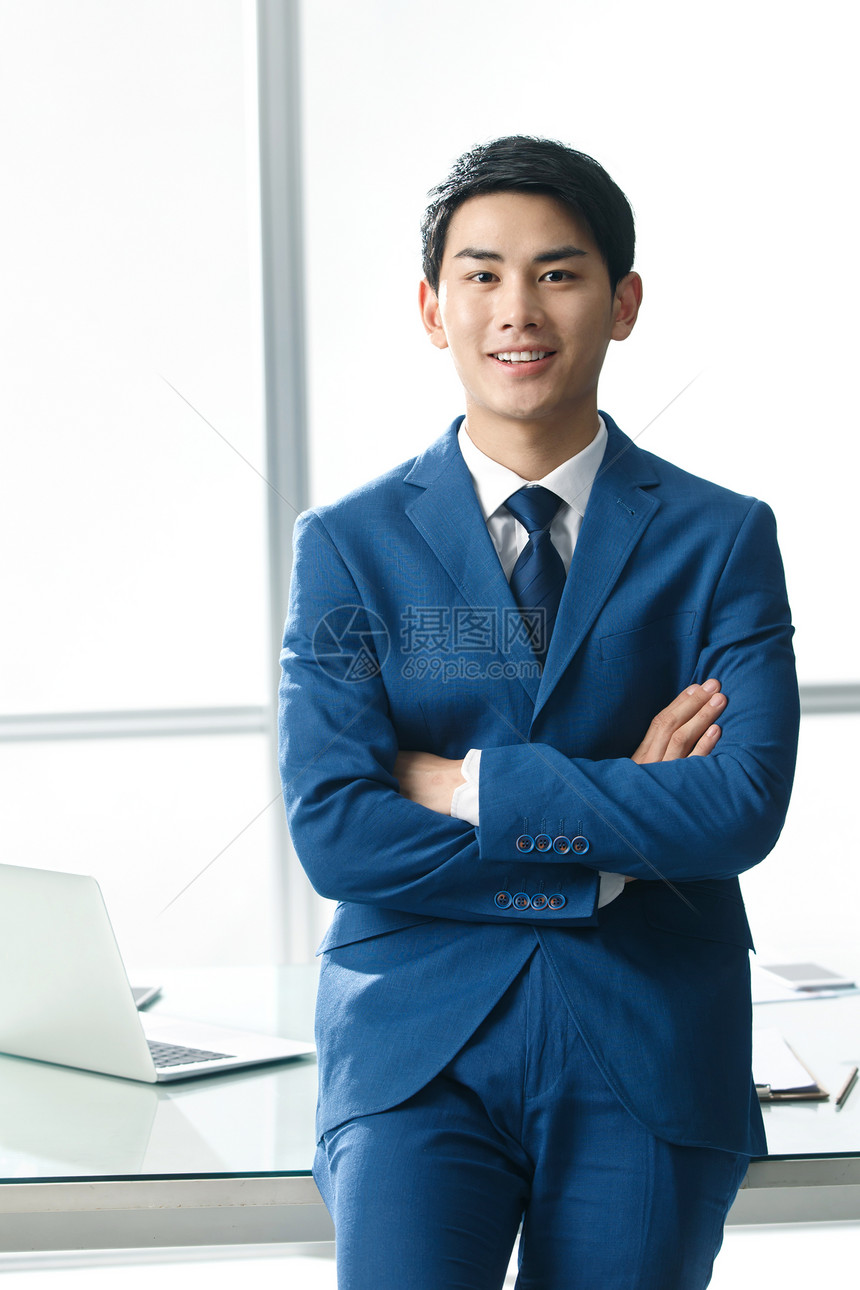 衬衫领带正面视角商务青年男人在办公室图片